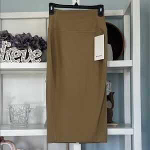 🍄‍🟫NWT🍄‍🟫Lululemon Athletica Tan Pencil Skirt